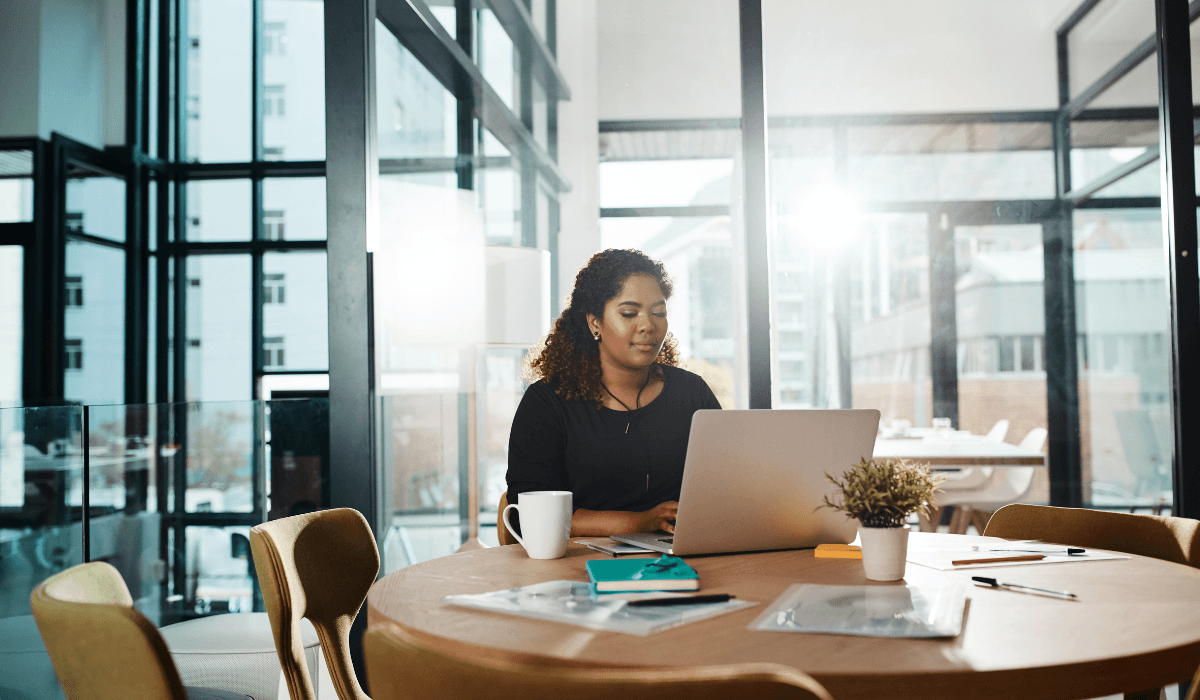 Woman automating her email marketing campaigns